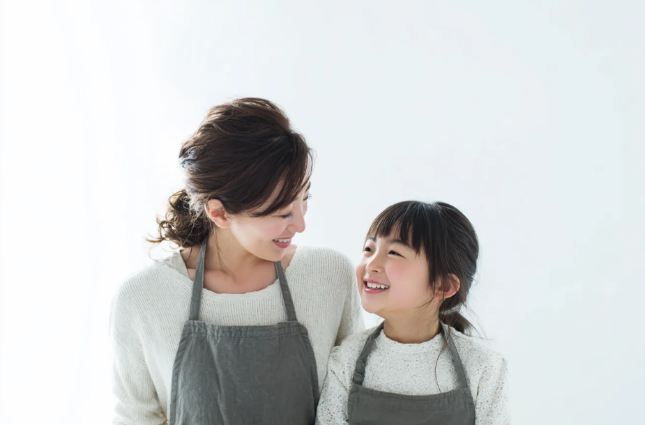 母と娘が一緒に料理している