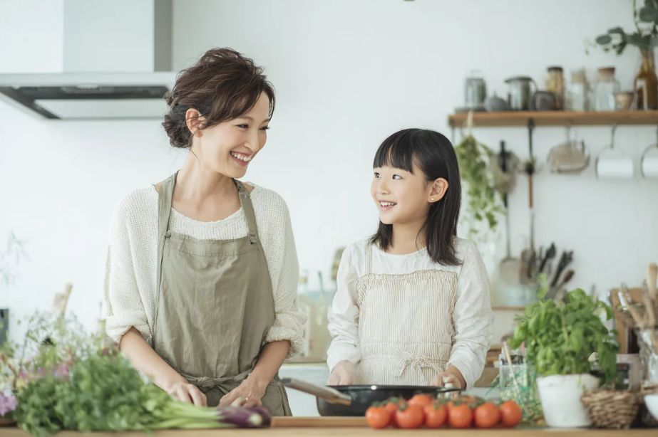 母と娘が一緒に料理している