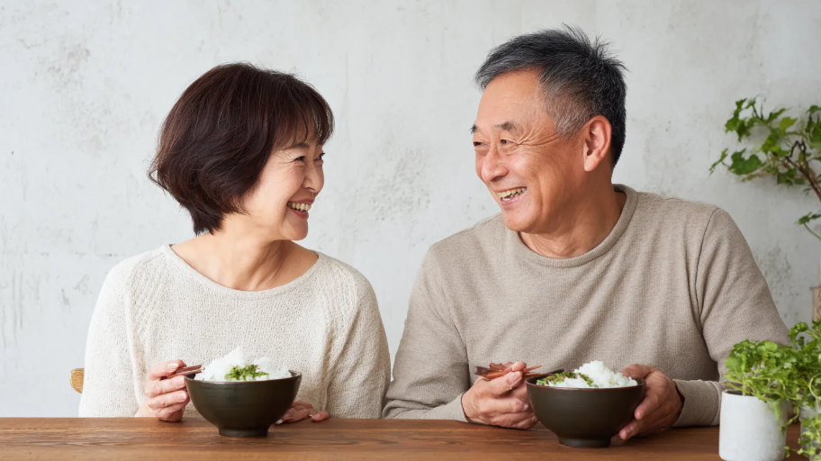 夫婦で食事を楽しんでいる